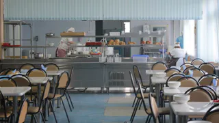 По московской методичке: студенты с вакциной от ковида смогут бесплатно пообедать в столовой