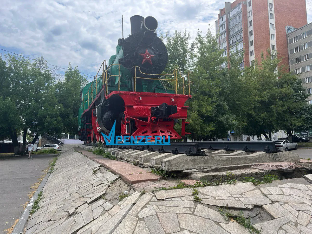 «Монумент покрасили, а плитку починить забыли»: пензячка просит отреставрировать памятник паровозу на Луначарского