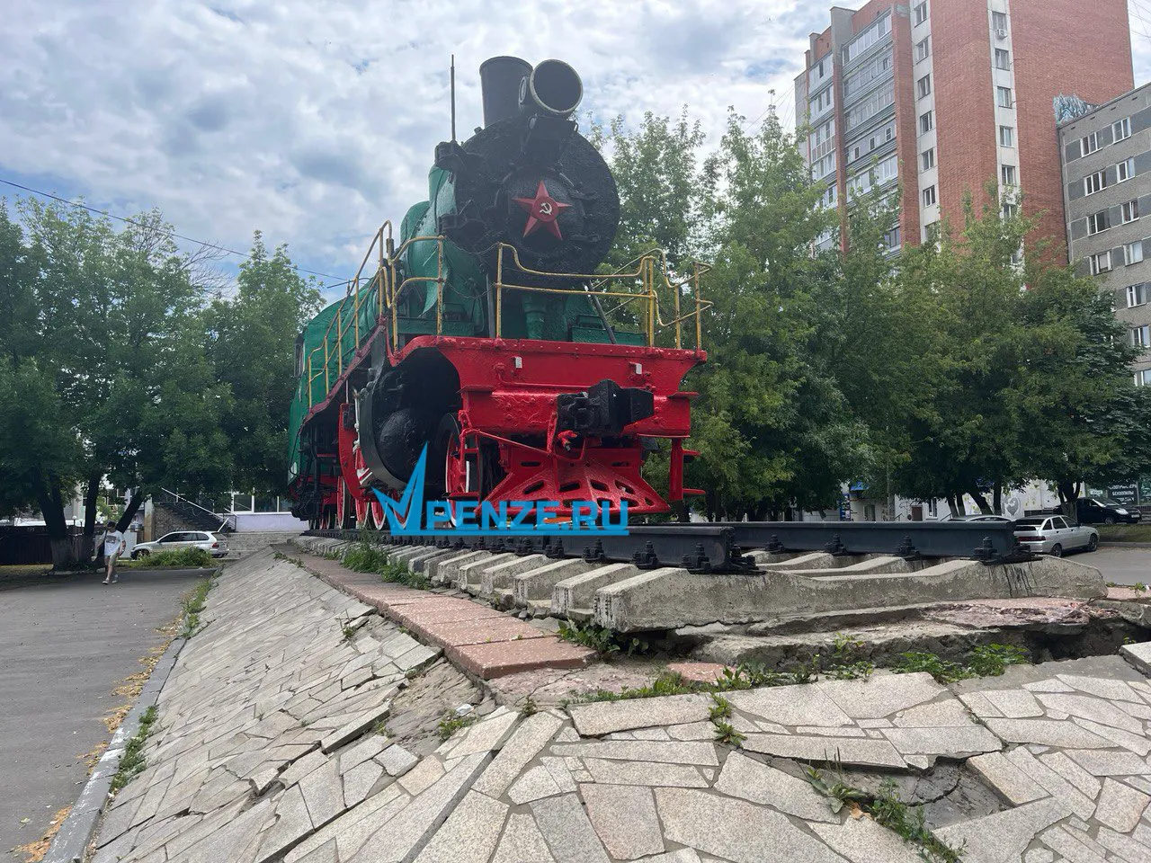 «Монумент покрасили, а плитку починить забыли»: пензячка просит отреставрировать памятник паровозу на Луначарского