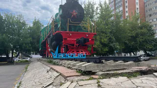 «Монумент покрасили, а плитку починить забыли»: пензячка просит отреставрировать  памятник паровозу на Луначарского