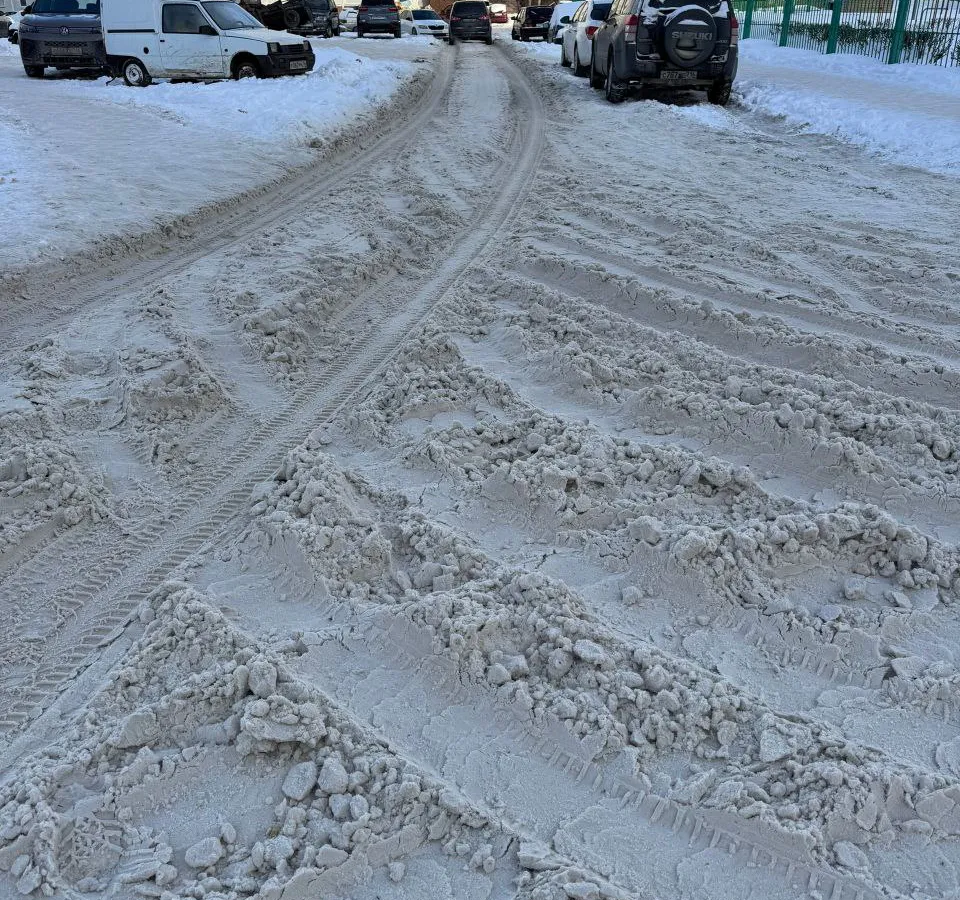 «Неужели нельзя убрать капитально?»: жители Нижнекамска жалуются на уборку снега