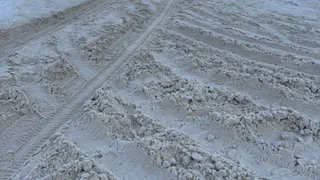 «Неужели нельзя убрать капитально?»: жители Нижнекамска жалуются на уборку снега