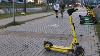 Водитель электросамоката стал участником аварии с автобусом