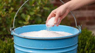 Начала мыть полы солёной водой — перемены в доме оценила вся семья уже за 24 часа: вот зачем нужно добавить соль в ведро