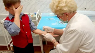 Школьника на 2 месяца отправили домой из-за отсутствия прививки