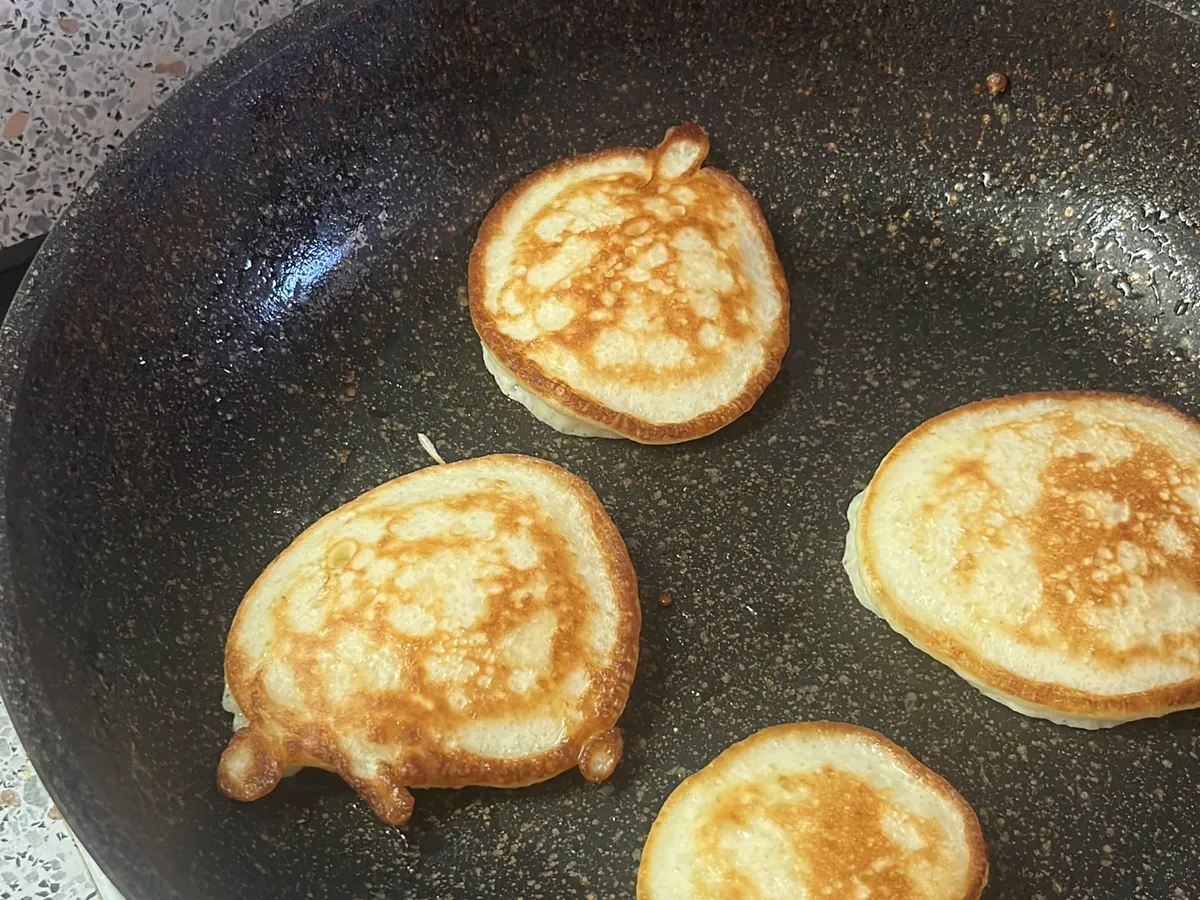 Чтобы оладьи были высокими, не впитывали масло, не были хлебными: 3 мои хитрости для воздушных оладий