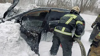 Жители Коми потушили горящую иномарку до приезда огнеборцев
