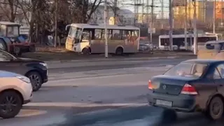На улице Вокзальной в Рязани маршрутка заехала на тротуар