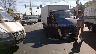 В Брянске Toyota столкнулась с грузовиком