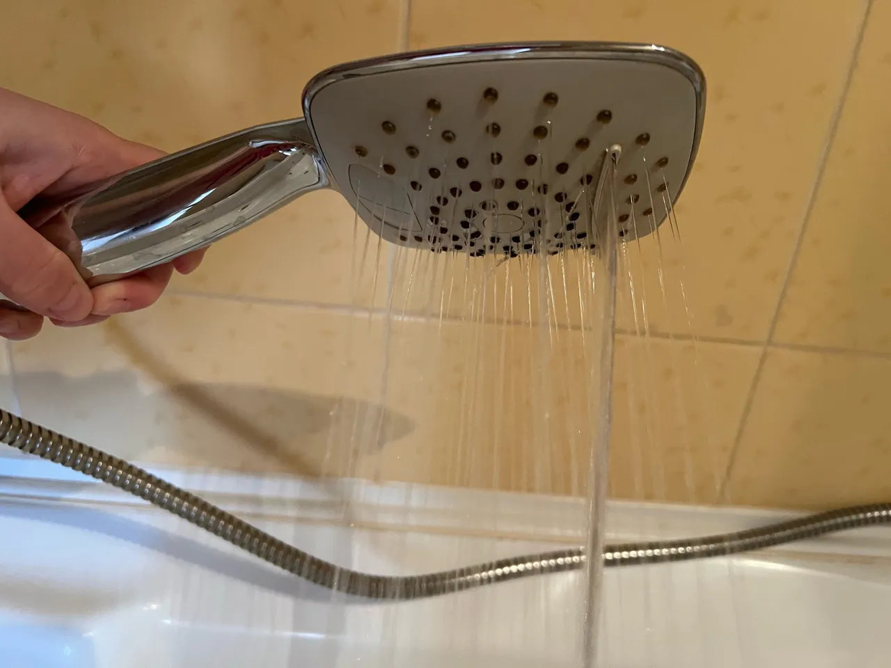 Как сэкономить свои кровные на плате за воду в жилье?