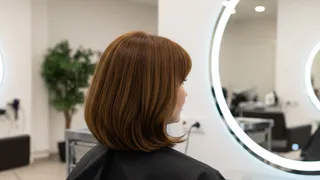 Скулы — выше, шея — длиннее: названы 3 омолаживающие стрижки для женщин которым за 50 на осень и зиму