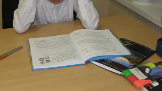 Биологии не будет: школьник второй месяц учится без учебников