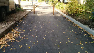 На ул. Советской Армии жильцы перекрыли проезд в сквозном дворе