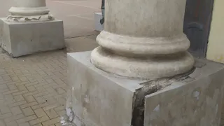 Жители Рязани засняли треснувшую колонну исторического здания на улице Ленина