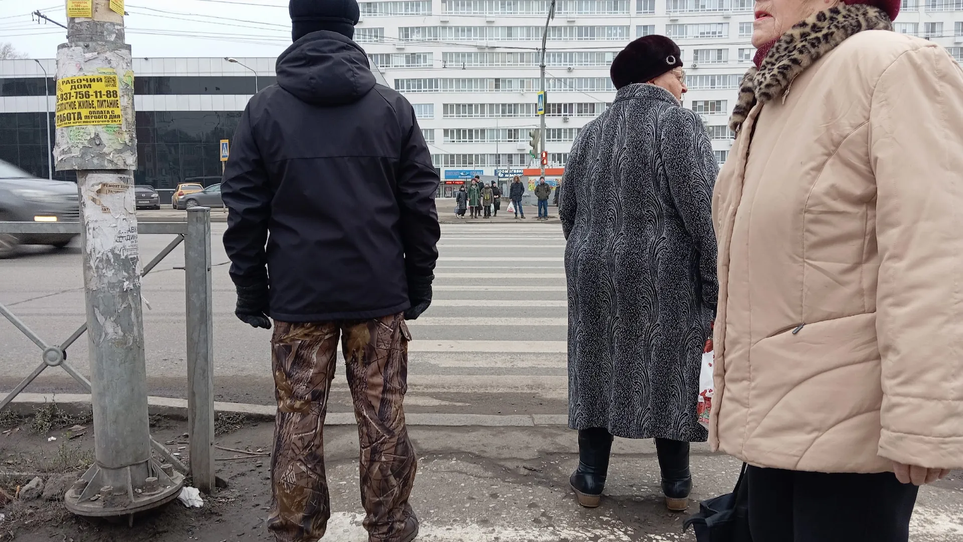 Глухонемой мужчина выгуливает игрушечных собак в центре Рязани