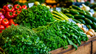 Спросила у продавца на рынке, как у него свежая зелень не вянет на прилавке целый день: проверила дома его способ - работает