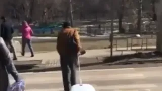 Жителей Рязани заинтересовал мужчина с ванной на верёвочке