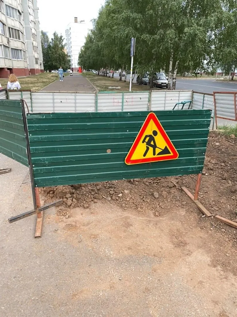Во дворе дома Нижнекамска образуются автомобильные пробки