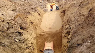 На улице Пушкарской во Владимире укладывают песчаное основание и канализацию