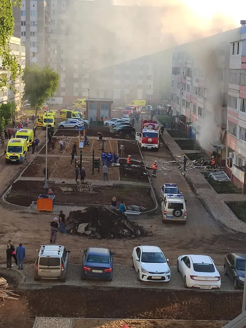 На месте ЧП на Вахитова,11 работали 10 бригад скорой медицинской помощи