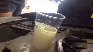 Автовладельцам возмещают ущерб от заправки разбавленным бензином