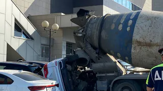 В Чебоксарах бетономешалка задним ходом влетела в припаркованные у ТЦ "Карусель" машины