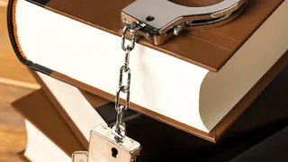 В здании полиции Владимира местный житель порезал себе руки