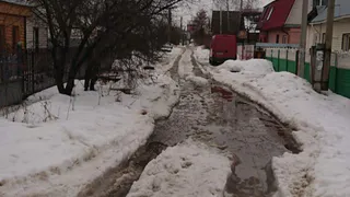 Сугробы и лужи: жители 14-й Линии жалуются на нечищенные дороги