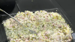 Нет времени долго стоять у плиты? Спасает этот салат с тунцом — быстрый перекус за 5 минут
