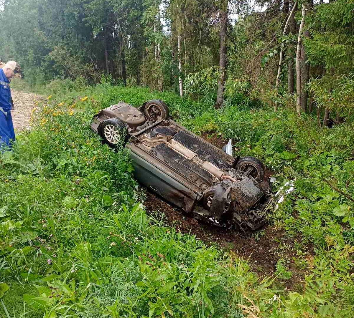 В Коми Volkswagen опрокинулся в кювете, водитель скончался в машине скорой