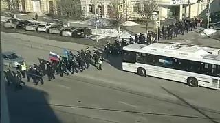 В сети появилось видео того, как рязанских курсантов ведут на выборы президента РФ