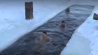 Московские моржи устроили праздничный заплыв в –30°C