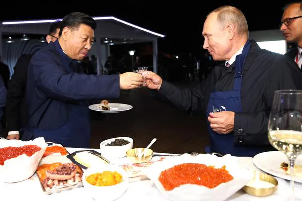 Путин и Си начали диалог под дальневосточные морепродукты...