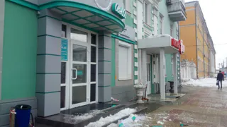 Очередная жертва упавшего снега: на Первомайском проспекте сбило вывеску