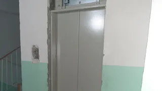 Заперли на две недели: рязанский инвалид не может выйти из дома из-за неработающего лифта