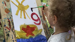 Как дети в Кремлевском сквере отмечают День Победы