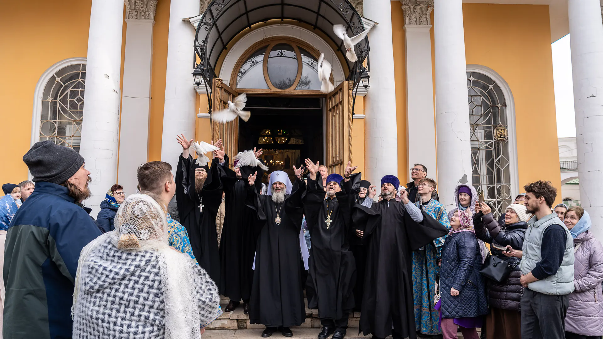 В Рязани на Благовещение выпустили в небо голубей