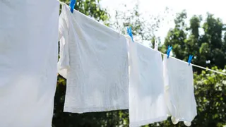 Блокировка пота: эти хитрости молниеносно удалят желтые и белые пятна с одежды