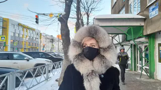 Вывернули кисть: в Ярославле нарушительницу масочного режима посадили в автозак