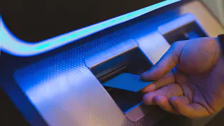 Россиян, которые снимают деньги с карты, ожидает большой сюрприз