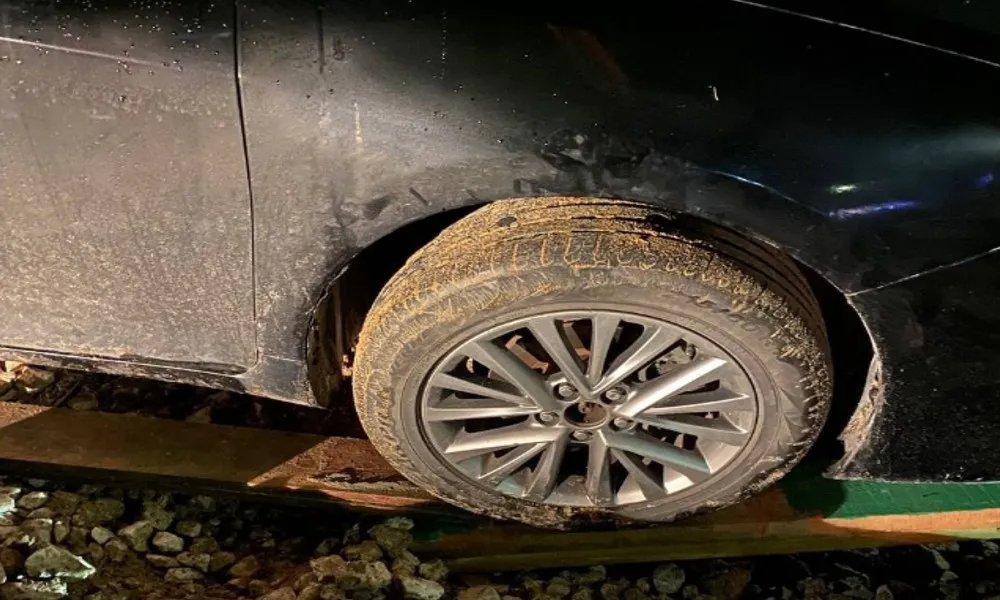 Ковровские спасатели вытащили провалившуюся в яму у жилого дома легковушку