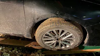 Ковровские спасатели вытащили провалившуюся в яму у жилого дома легковушку