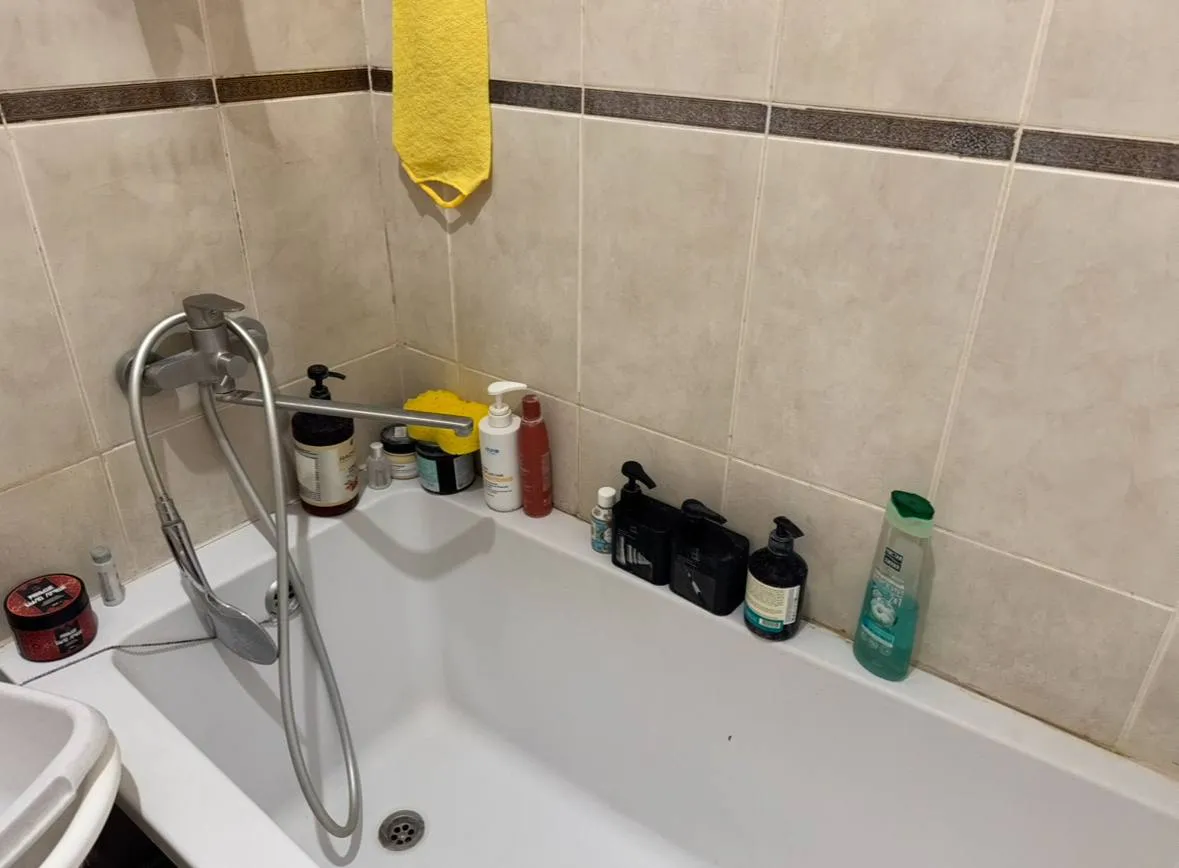 Плесень в ванной исчезла навсегда после того, как я сделала пасту из двух дешевых средств. Больше никаких черных пятен