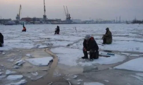 На нижнем бьефе Нижнекамской ГЭС на льдине унесло рыбаков