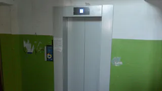 "Вы там, что ли?" - журналист решил проверить барахлящий лифт и застрял. Видео