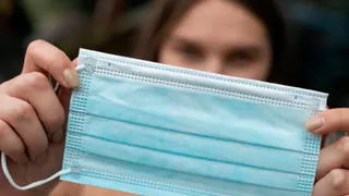 Людей вновь призывали носить маски и вакцинироваться