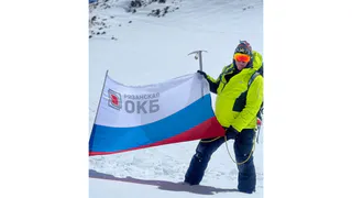 Флаг Рязанской ОКБ на вершине Эльбруса поднял завотделением ортопедии 