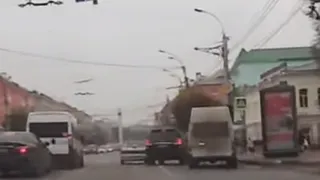 Агрессивный водитель едва не спровоцировал ДТП с маршруткой