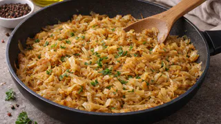 Перестала тушить капусту — жарю с этим ингредиентом: аромат стоит на всю кухню