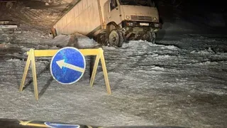 В Усинске грузовая машина провалилась под лед